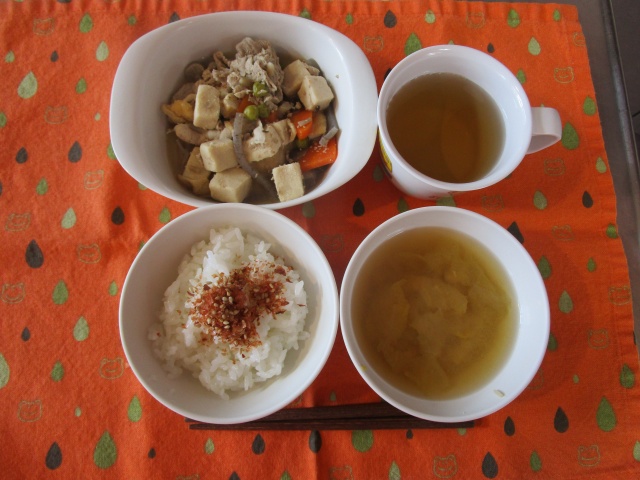 10月26日 ごはん かつおふりかけ 高野豆腐の煮物 白菜とえのきの味噌汁 椥辻こども園